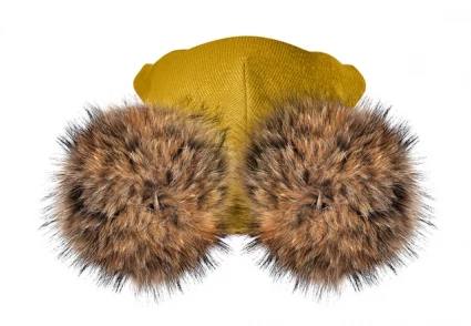 Зимняя шапочка-шлем Corona.hm "Карамелька" медовый с 2 натуральными помпонами енот